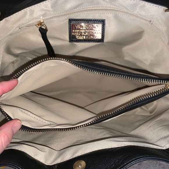 Valentino by Mario Valentino Black soft leather shoulder bag. - Picture 10 of 13